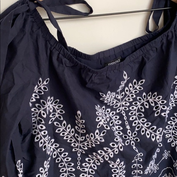 Essentials by ABS Navy blue & white top, Size M - Picture 2 of 7